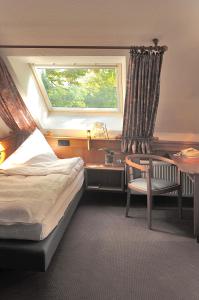 Säng eller sängar i ett rum på Hotel und Landhaus 'Kastanie'
