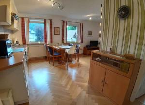 eine Küche und ein Esszimmer mit einem Tisch und Stühlen in der Unterkunft Ferienwohnung Peitz in Eslohe