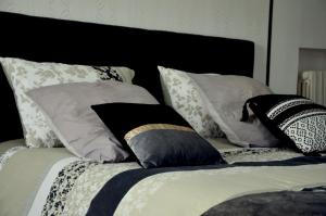 Letto o letti in una camera di La Douce Parenthèse B&B entre bois et champs-Accueil motards