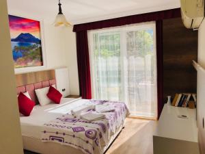 Cama ou camas em um quarto em Arikanda River Garden Hotel