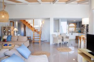 Posezení v ubytování SKAI Two Floor Apartment