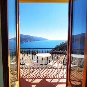 uma vista para uma varanda com uma mesa e cadeiras em Albergo Suisse Bellevue em Monterosso al Mare