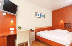 A bed or beds in a room at Aarauerhof - Self Check-in