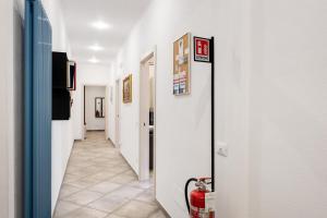 un pasillo con paredes blancas y un pasillo largo con un pasillo en Affittacamere Brinn, en La Spezia