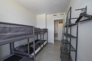 Palanda nebo palandy na pokoji v ubytování WONDER2SEA - Style & Comfort & Beach - LA MANGA