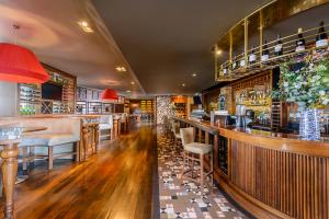Salone o bar di Manor West Hotel & Leisure Club