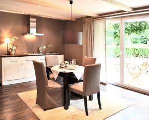 a kitchen and dining room with a table and chairs at Hotel und Landhaus 'Kastanie' in Hamburg