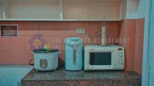 encimera de cocina con microondas y tostadora en Private Resort in Laguna: Casita de Ruby en Maitim