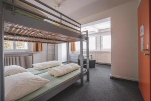 מיטה או מיטות קומותיים בחדר ב-Arosa Mountain Lodge