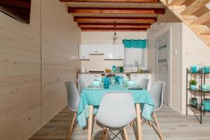 a kitchen and dining room with a table and chairs at Molo Resort in Niechorze