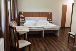 Postel nebo postele na pokoji v ubytování Wellness Hotel Bozeňov