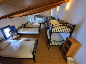 ein Zimmer mit vier Etagenbetten in einem Haus in der Unterkunft Albergue Villares de Orbigo in Villares de Órbigo