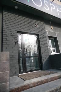 una puerta en el lateral de un edificio en Atmosphere Capsule Hostel, en Tyumen