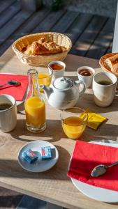 Frühstücksoptionen für Gäste der Unterkunft Vacancéole - Le Domaine des Grands Lacs