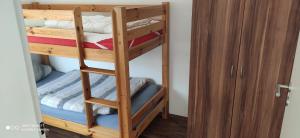 グレーミッツにあるStrandfeeの木製の二段ベッド(はしご付)が備わる客室です。