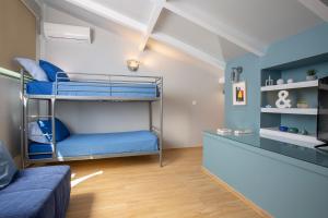Postel nebo postele na pokoji v ubytování SKAI Two Floor Apartment
