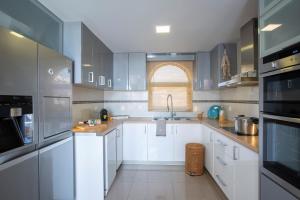 Kuchyň nebo kuchyňský kout v ubytování SKAI Two Floor Apartment