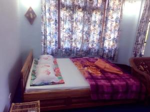 a small bed in a room with a window at Rajalim Homestay in Māngwa
