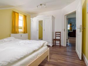 ein Schlafzimmer mit einem großen weißen Bett in einem Zimmer in der Unterkunft Villa Binz - Apt. 03 in Binz