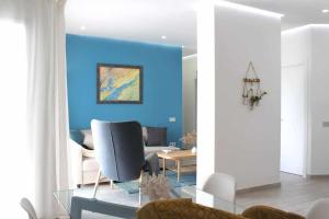 Khu vực ghế ngồi tại Ocean Garden suite 008 con jardín privado