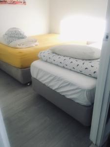 Ένα ή περισσότερα κρεβάτια σε δωμάτιο στο Beach House Getaway 2