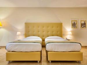 A bed or beds in a room at Mercure Villa Romanazzi Carducci Bari