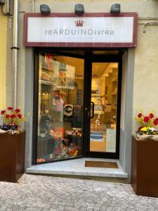 un magasin avec un panneau à l'avant d'un magasin dans l'établissement ReArduinoIvrea, à Ivrea