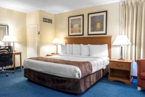 A bed or beds in a room at Days Inn by Wyndham Penn State