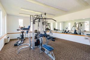 un gimnasio con varias máquinas de correr en una habitación en Quality Inn en Weston