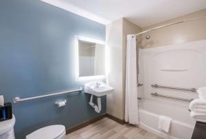 een badkamer met een toilet en een wastafel bij Sleep Inn & Suites Columbus next to Fort Moore in Columbus