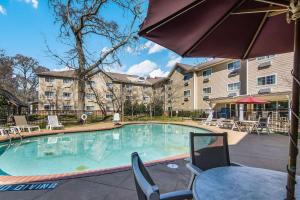 Бассейн в Sleep Inn & Suites Columbus near Fort Benning или поблизости