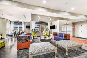 a large living room with couches and chairs at Hy-Lo Hotel, Ascend Hotel Collection in Calera