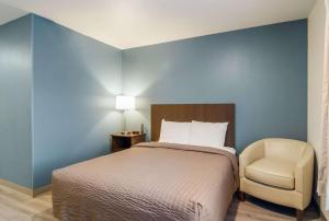 A bed or beds in a room at WoodSpring Suites Jacksonville Campfield Commons