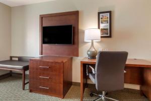 TV a/nebo společenská místnost v ubytování Comfort Inn & Suites Euless DFW West
