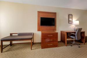 TV a/nebo společenská místnost v ubytování Comfort Inn & Suites Euless DFW West