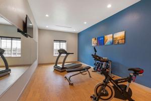 Fitness centrum a/nebo fitness zařízení v ubytování Comfort Inn & Suites Euless DFW West
