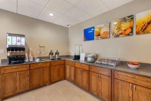 Kuchyň nebo kuchyňský kout v ubytování Comfort Inn & Suites Euless DFW West