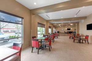TV a/nebo společenská místnost v ubytování Comfort Inn & Suites Euless DFW West