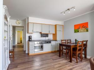 eine Küche und ein Esszimmer mit einem Tisch und Stühlen in der Unterkunft Villa Binz - Apt. 01 in Binz