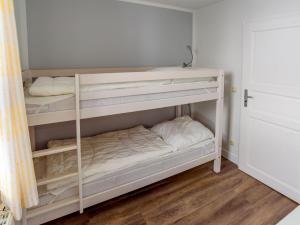 1 Schlafzimmer mit 2 Etagenbetten in einem Zimmer in der Unterkunft Villa Binz - Apt. 01 in Binz