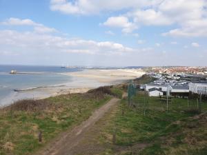 a view of a beach with houses and the ocean at Le Phare d'Opale I, T04 in Le Portel