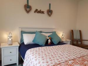 Un pat sau paturi într-o cameră la The Coral Cottage