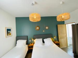 Postel nebo postele na pokoji v ubytování Hotel Saint-Michel