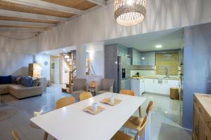 Posezení v ubytování SKAI Two Floor Apartment