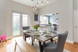 cocina y comedor con mesa y sillas en Air Host and Stay - Watford house beautiful period house sleeps 5, en Liverpool