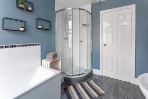 リバプールにあるWatford House - Air Host & Stay - 3 Bedroom Period Houseのシャワーとガラスのシャワー室を備えたバスルーム +45枚の写真