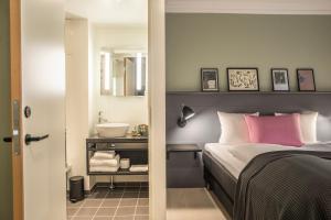 Postel nebo postele na pokoji v ubytování Hotel Fredensborg Store Kro