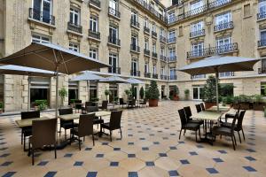 A restaurant or other place to eat at Fraser Suites Le Claridge Champs-Elysées