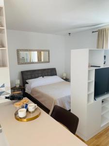 ドゥブロヴニクにあるMadonna Guesthouse IIのベッドルーム(ベッド1台、テレビ付きテーブル付)