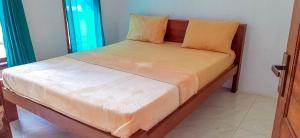 Postel nebo postele na pokoji v ubytování Villa Kebun Jeruk Syariah Malang by ecommerceloka